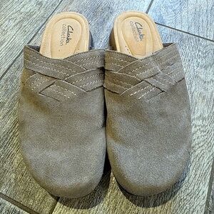Clarks Women's Tan Slip-On Shoes Clogs Sz 8.5